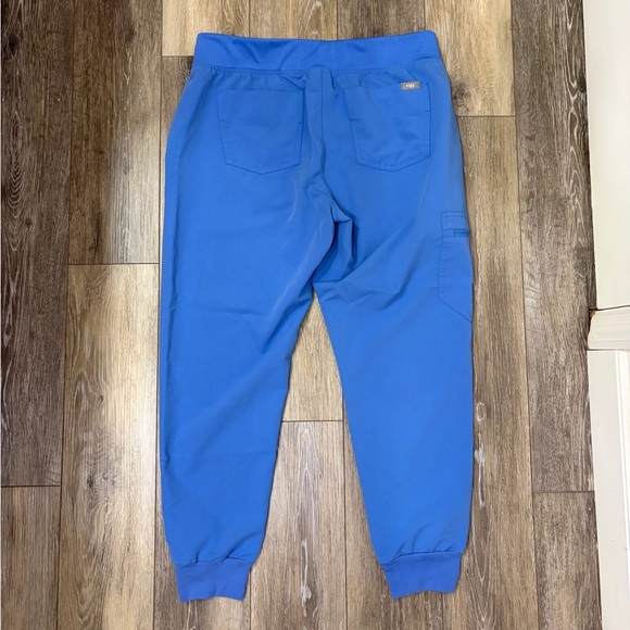 Figs Scrub Set - Catarina Top & Zamora Joggers - Picture 9 of 10